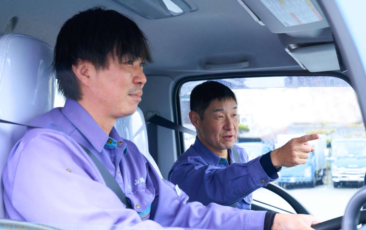 山陽のベテランの先輩が他のスタッフの運転を補助している様子